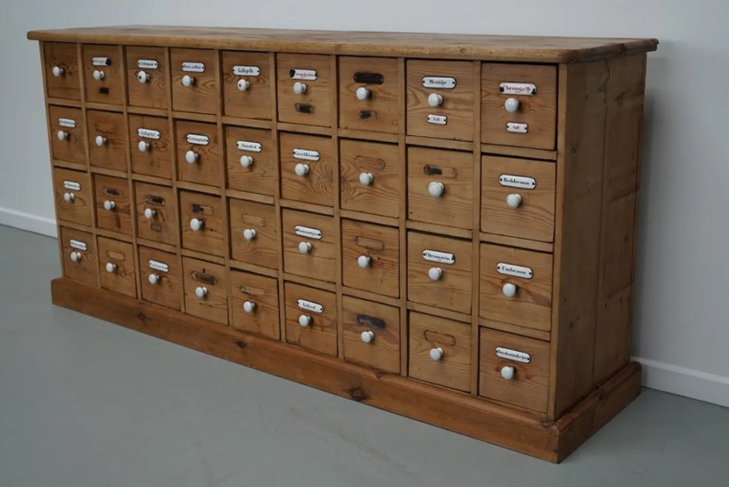 Antiker deutscher Apothekerschrank aus Kiefernholz mit Emailleschilden, 1900er