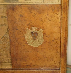 Antiker edwardianischer Feuerschutz aus Leder mit Prägung und Kartendekoration, 1900