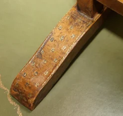 Antiker edwardianischer Feuerschutz aus Leder mit Prägung und Kartendekoration, 1900