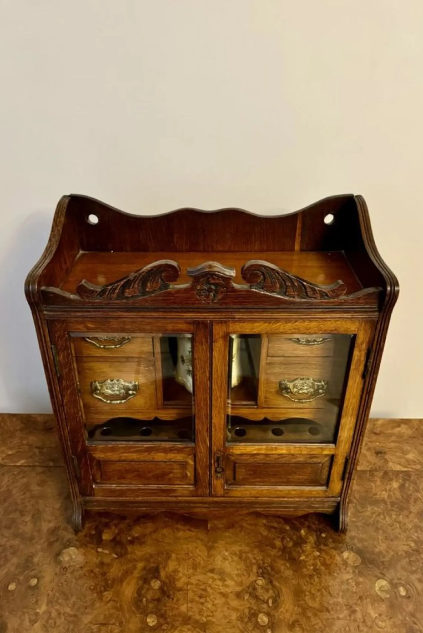 Antiker edwardianischer Rauchschrank aus geschnitzter Eiche, 1900