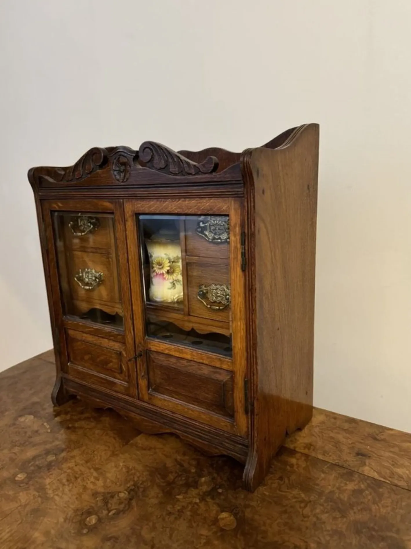 Antiker edwardianischer Rauchschrank aus geschnitzter Eiche, 1900