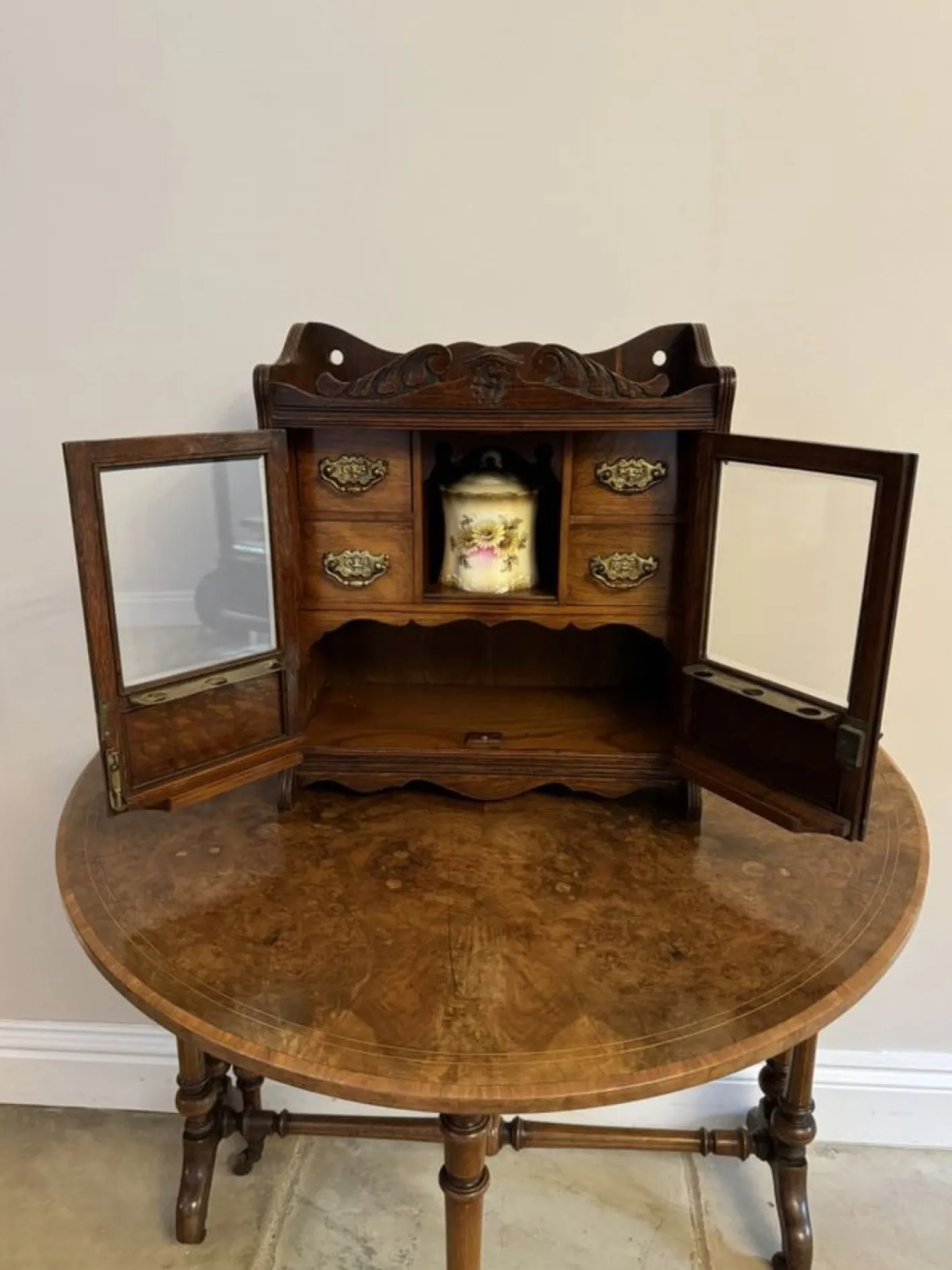 Antiker edwardianischer Rauchschrank aus geschnitzter Eiche, 1900