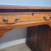Antiker edwardianischer Schreibtisch mit Knielöchern und roter Lederplatte, 1910er