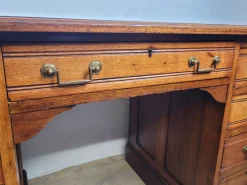 Antiker edwardianischer Schreibtisch mit Knielöchern und roter Lederplatte, 1910er