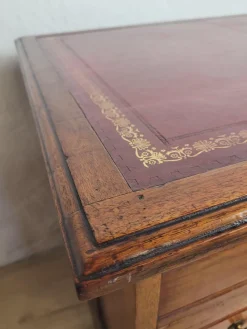Antiker edwardianischer Schreibtisch mit Knielöchern und roter Lederplatte, 1910er
