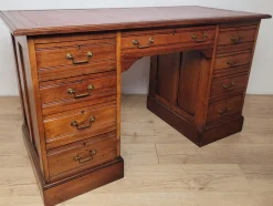 Antiker edwardianischer Schreibtisch mit Knielöchern und roter Lederplatte, 1910er