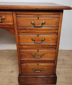 Antiker edwardianischer Schreibtisch mit Knielöchern und roter Lederplatte, 1910er