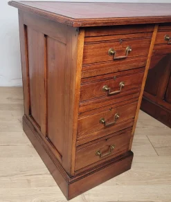 Antiker edwardianischer Schreibtisch mit Knielöchern und roter Lederplatte, 1910er