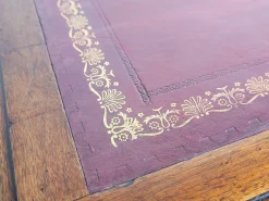 Antiker edwardianischer Schreibtisch mit Knielöchern und roter Lederplatte, 1910er