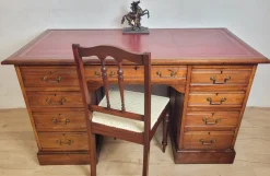 Antiker edwardianischer Schreibtisch mit Knielöchern und roter Lederplatte, 1910er