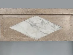 Antiker französischer burgundischer Steinkamin mit Marmorintarsien