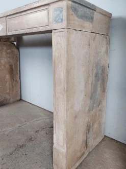 Antiker französischer burgundischer Steinkamin mit Marmorintarsien