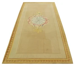 Antiker goldener Läufer mit floralem Medaillon von Aubusson
