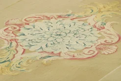 Antiker goldener Läufer mit floralem Medaillon von Aubusson