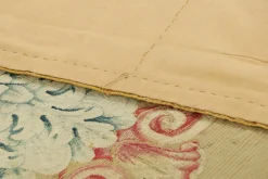 Antiker goldener Läufer mit floralem Medaillon von Aubusson