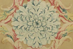 Antiker goldener Läufer mit floralem Medaillon von Aubusson