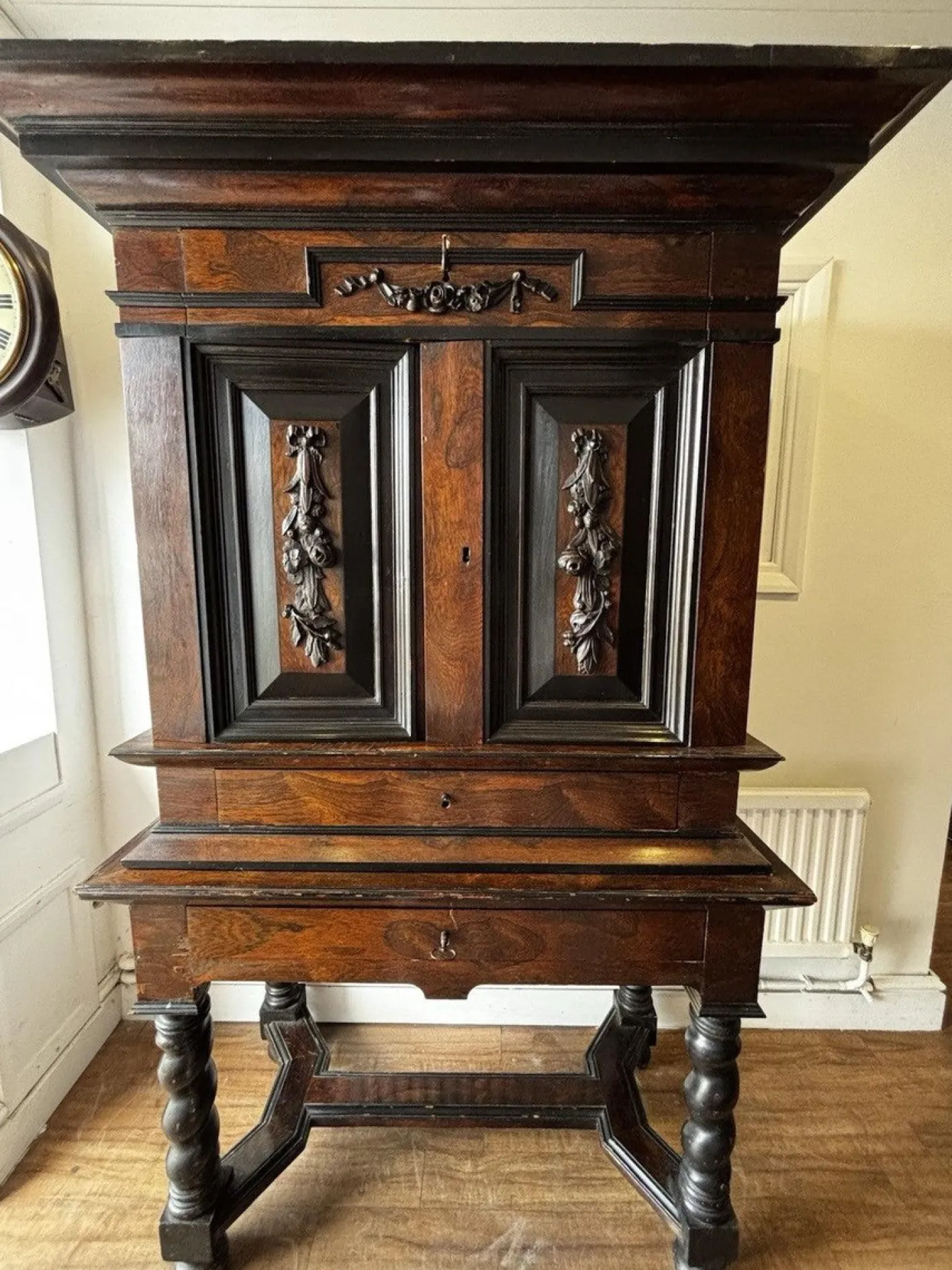 Antiker Holzschrank auf Ständer, 1700er