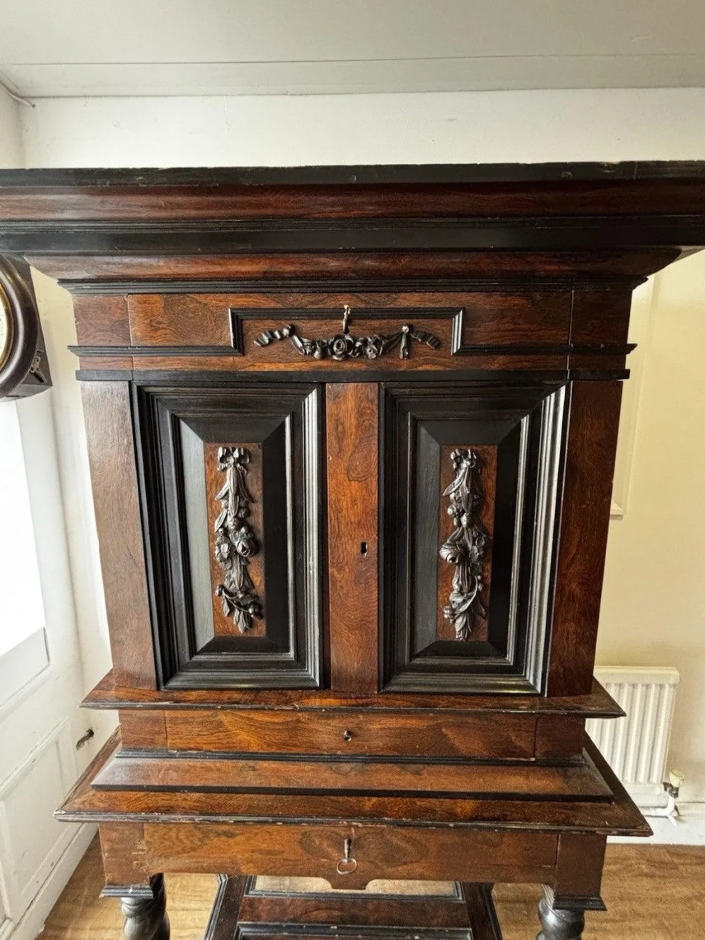 Antiker Holzschrank auf Ständer, 1700er
