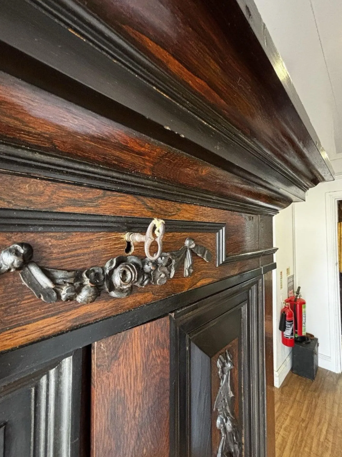 Antiker Holzschrank auf Ständer, 1700er