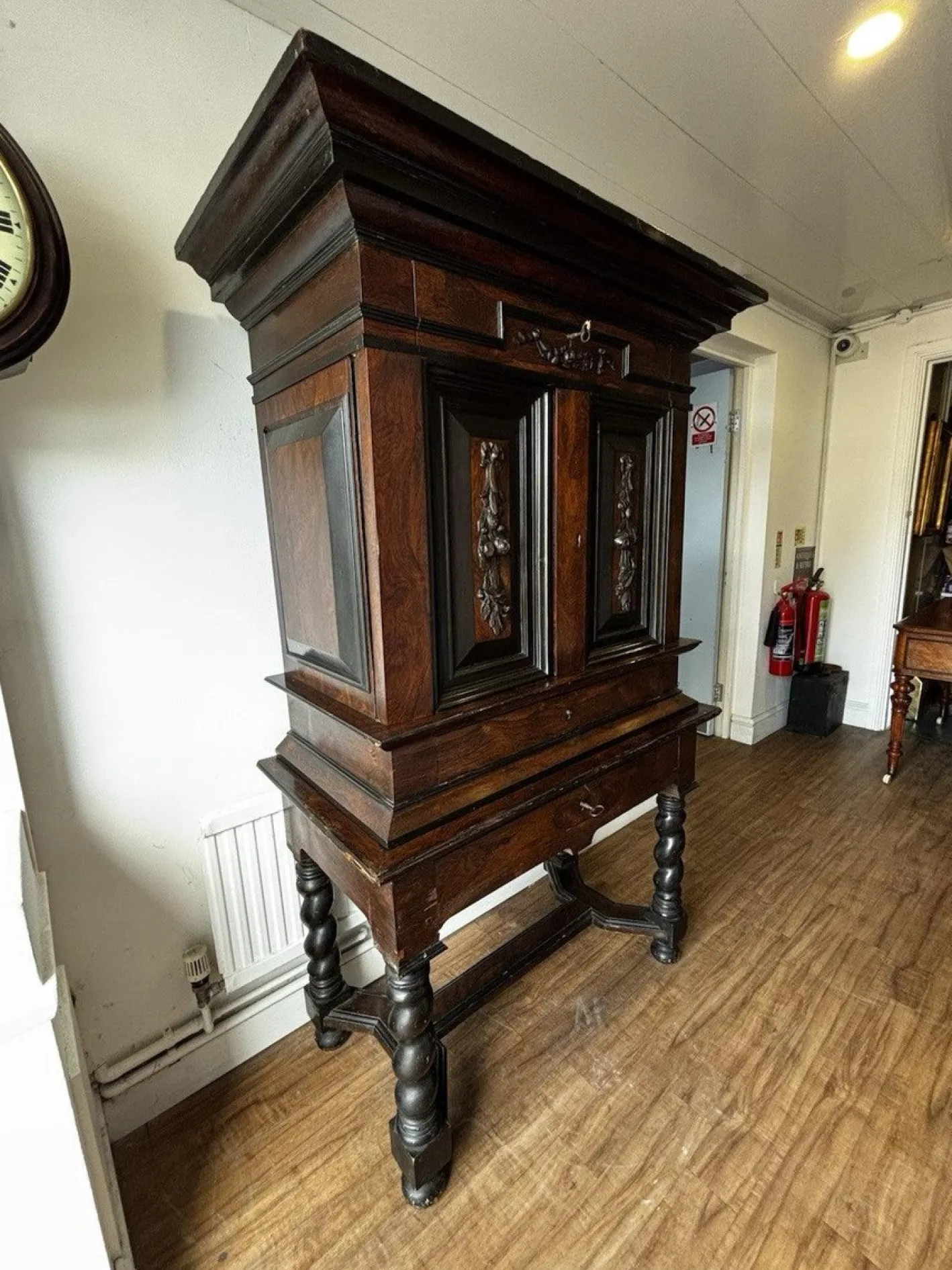 Antiker Holzschrank auf Ständer, 1700er