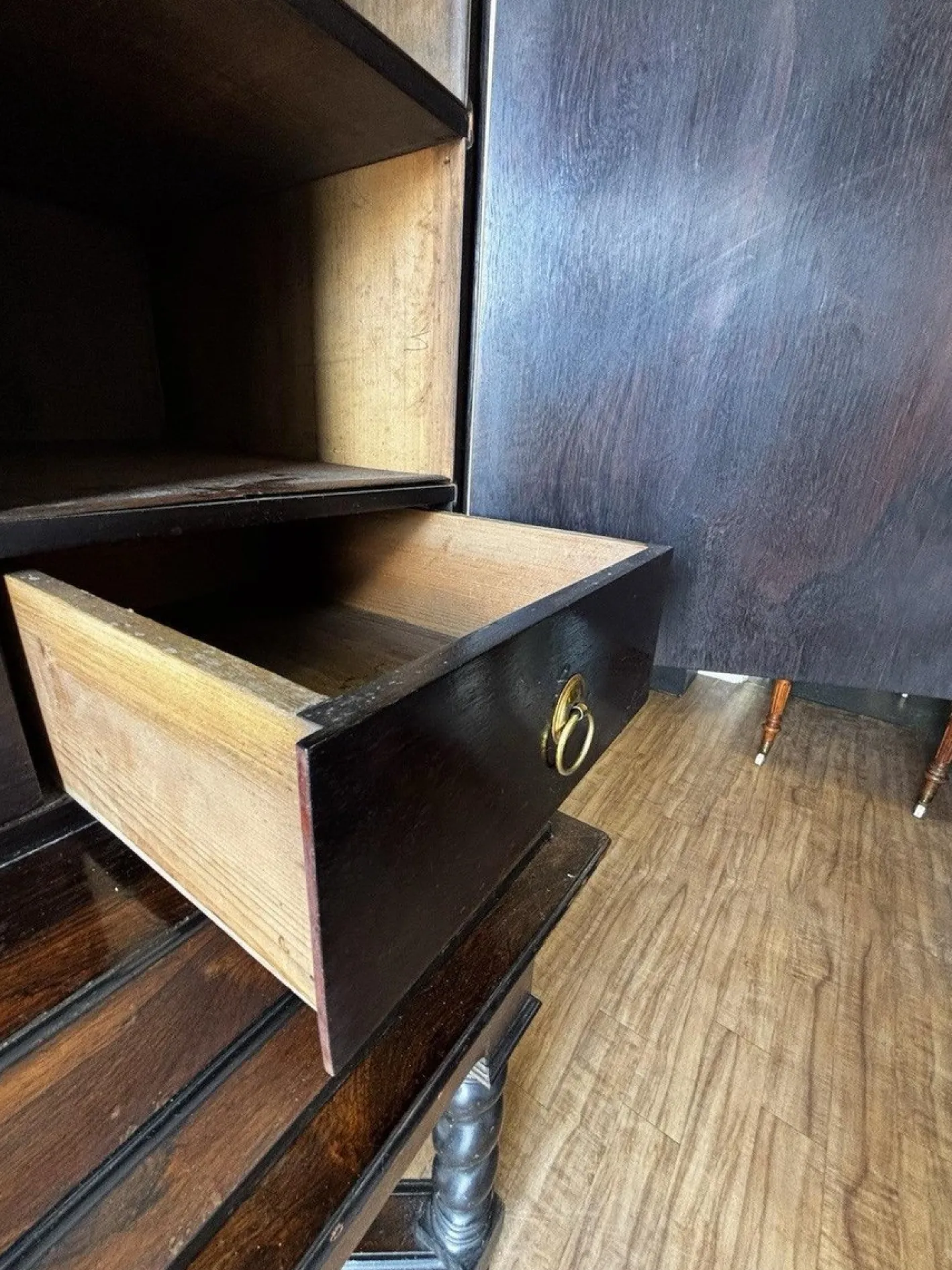 Antiker Holzschrank auf Ständer, 1700er