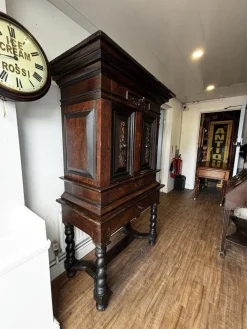 Antiker Holzschrank auf Ständer, 1700er