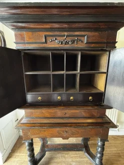 Antiker Holzschrank auf Ständer, 1700er