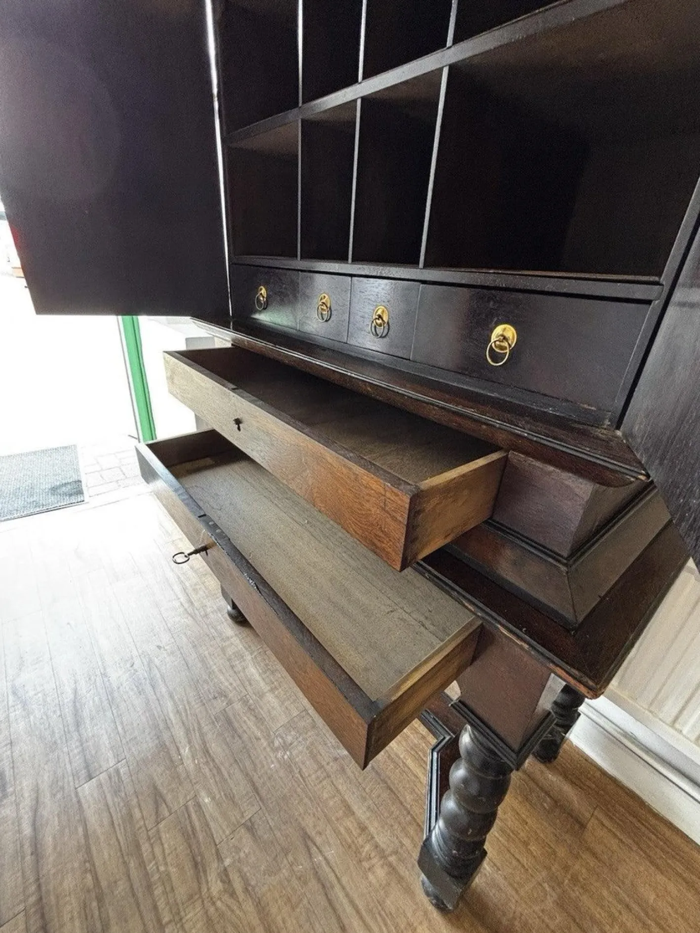 Antiker Holzschrank auf Ständer, 1700er
