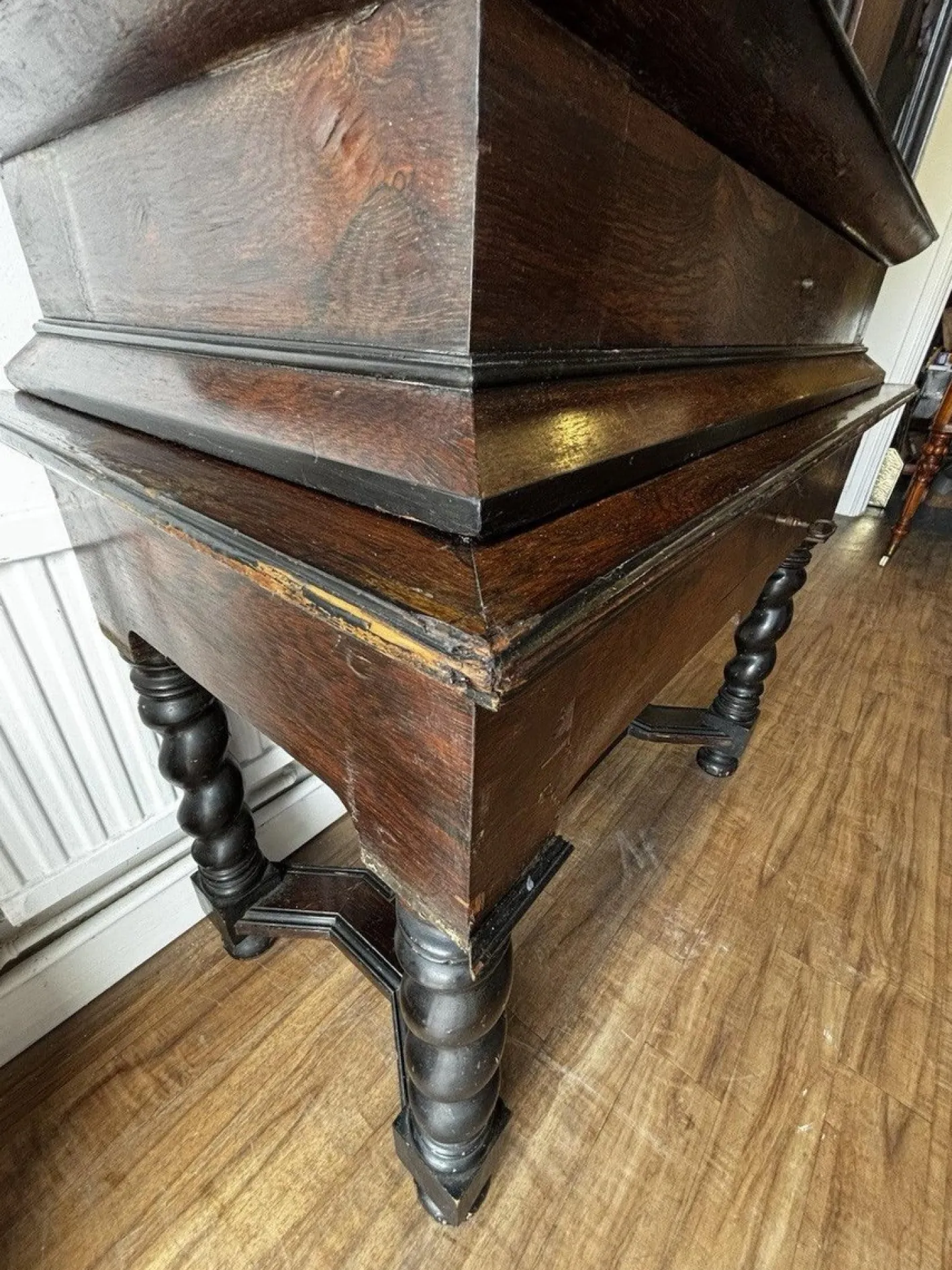 Antiker Holzschrank auf Ständer, 1700er