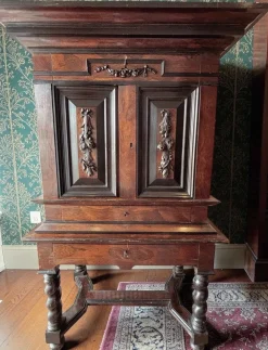 Antiker Holzschrank auf Ständer, 1700er