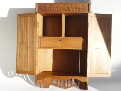 Antiker Jugendstil Schrank aus geschnitztem Holz mit floralen Details, 1920er