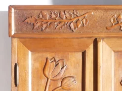 Antiker Jugendstil Schrank aus geschnitztem Holz mit floralen Details, 1920er