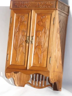 Antiker Jugendstil Schrank aus geschnitztem Holz mit floralen Details, 1920er