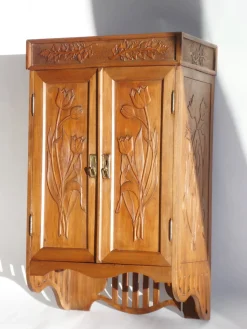 Antiker Jugendstil Schrank aus geschnitztem Holz mit floralen Details, 1920er