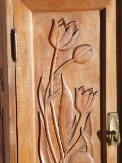 Antiker Jugendstil Schrank aus geschnitztem Holz mit floralen Details, 1920er