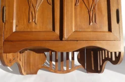 Antiker Jugendstil Schrank aus geschnitztem Holz mit floralen Details, 1920er