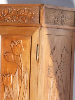 Antiker Jugendstil Schrank aus geschnitztem Holz mit floralen Details, 1920er