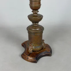 Antiker Kerzenhalter aus Messing mit Holzfuß, 20. Jh