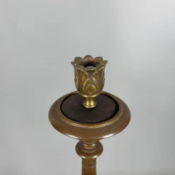Antiker Kerzenhalter aus Messing mit Holzfuß, 20. Jh