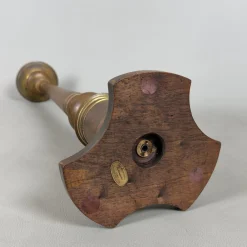 Antiker Kerzenhalter aus Messing mit Holzfuß, 20. Jh