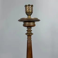 Antiker Kerzenhalter aus Messing mit Holzfuß, 20. Jh