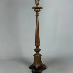 Antiker Kerzenhalter aus Messing mit Holzfuß, 20. Jh