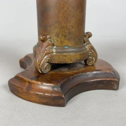 Antiker Kerzenhalter aus Messing mit Holzfuß, 20. Jh