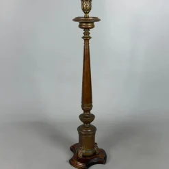 Antiker Kerzenhalter aus Messing mit Holzfuß, 20. Jh
