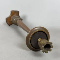 Antiker Kerzenhalter aus Messing mit Holzfuß, 20. Jh