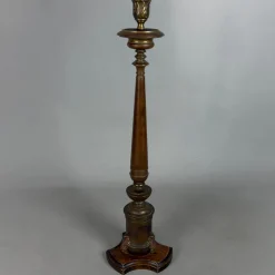 Antiker Kerzenhalter aus Messing mit Holzfuß, 20. Jh