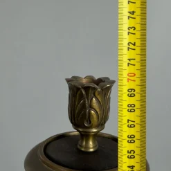 Antiker Kerzenhalter aus Messing mit Holzfuß, 20. Jh