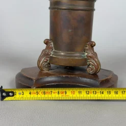 Antiker Kerzenhalter aus Messing mit Holzfuß, 20. Jh