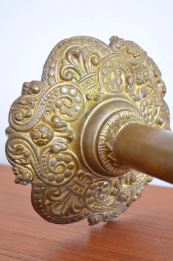 Antiker Kerzenständer aus Messing, 1880er