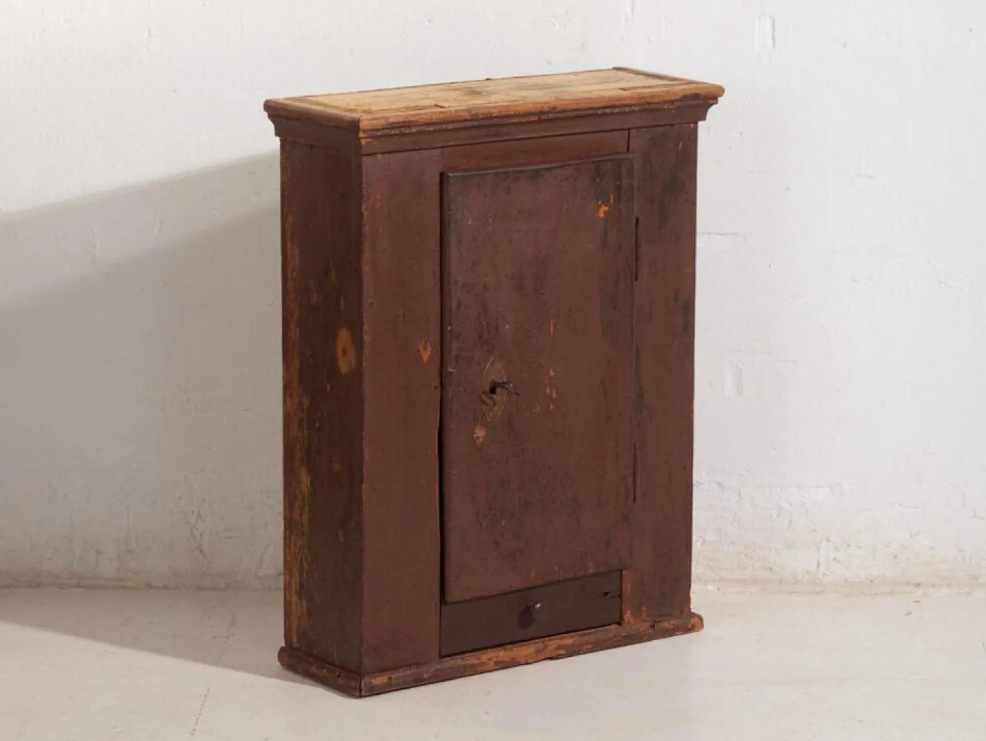Antiker lackierter Schrank aus Kiefernholz, Mitteleuropa, 1900